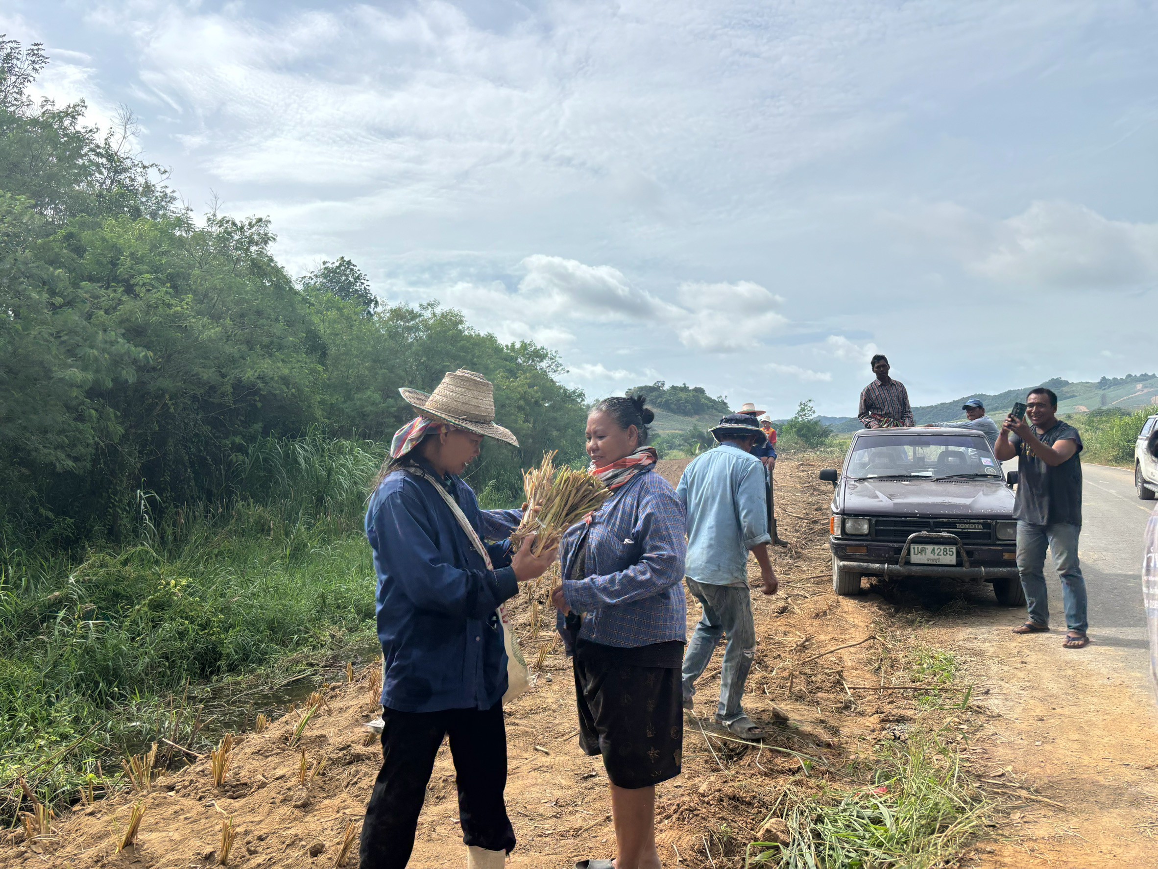 title - ส.ป.ก.ประจวบคีรีขันธ์ ดำเนินงานโครงการพัฒนาและรณรงค์การใช้หญ้าแฝกอันเนื่องมาจากพระราชดำริ ในเขตปฏิรูปที่ดินจังหวัดประจวบคีรีขันธ์ ประจำปีงบประมาณ พ.ศ. 2569